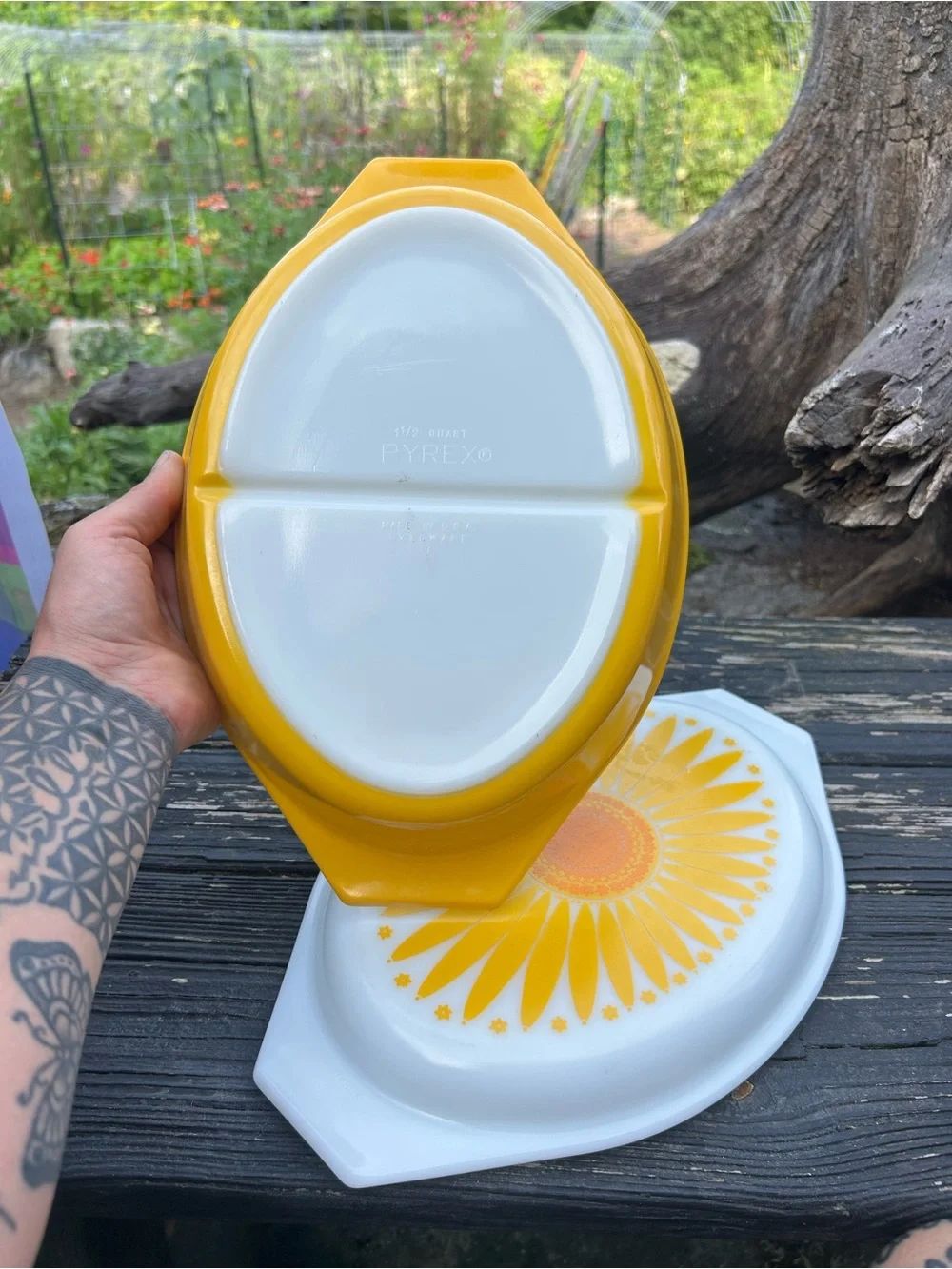 Vintage Pyrex Sunflower Daisy 1063 Divided Casserole 1.5 Qt Lid MCM Retro